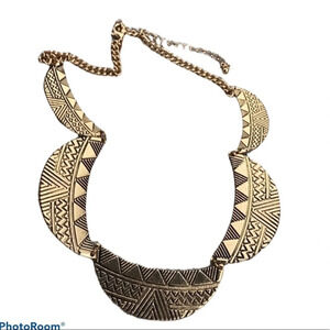 ⭐️HP⭐️Liz Claiborne  Urban printed gold tone necklace